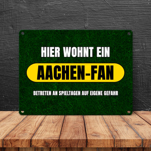 Hier wohnt ein Aachen-Fan Metallschild in 15x20 cm mit Rasenmotiv