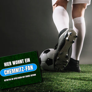 Hier wohnt ein Chemnitz-Fan Metallschild in 15x20 cm mit Rasenmotiv