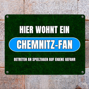 Hier wohnt ein Chemnitz-Fan Metallschild in 15x20 cm mit Rasenmotiv