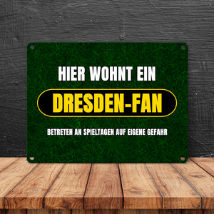 Hier wohnt ein Dresden-Fan Metallschild in 15x20 cm mit Rasenmotiv