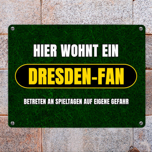 Hier wohnt ein Dresden-Fan Metallschild in 15x20 cm mit Rasenmotiv