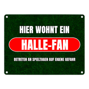 Hier wohnt ein Halle-Fan Metallschild in 15x20 cm mit Rasenmotiv