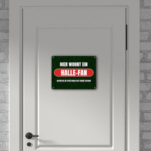 Hier wohnt ein Halle-Fan Metallschild in 15x20 cm mit Rasenmotiv