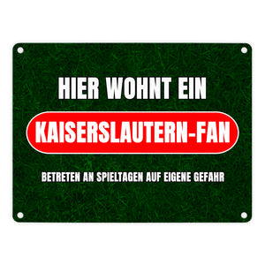 Hier wohnt ein Kaiserslautern-Fan Metallschild in 15x20 cm mit Rasenmotiv