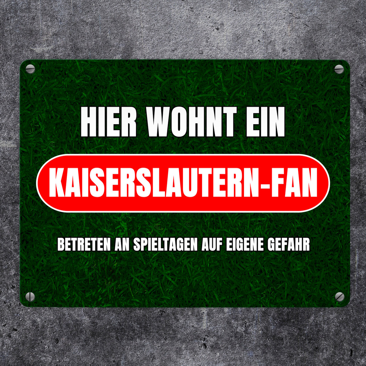 Hier wohnt ein Kaiserslautern-Fan Metallschild in 15x20 cm mit Rasenmotiv