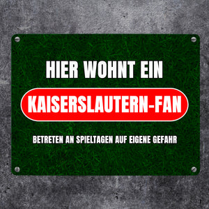 Hier wohnt ein Kaiserslautern-Fan Metallschild in 15x20 cm mit Rasenmotiv