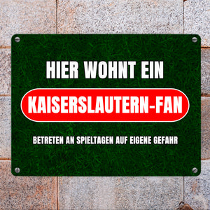 Hier wohnt ein Kaiserslautern-Fan Metallschild in 15x20 cm mit Rasenmotiv