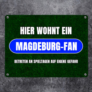 Hier wohnt ein Magdeburg-Fan Metallschild in 15x20 cm mit Rasenmotiv