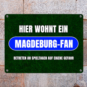 Hier wohnt ein Magdeburg-Fan Metallschild in 15x20 cm mit Rasenmotiv