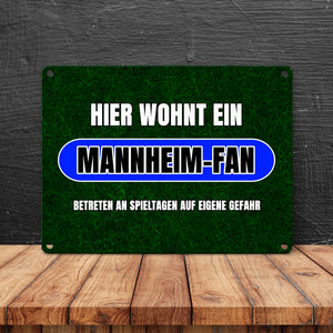 Hier wohnt ein Mannheim-Fan Metallschild in 15x20 cm mit Rasenmotiv