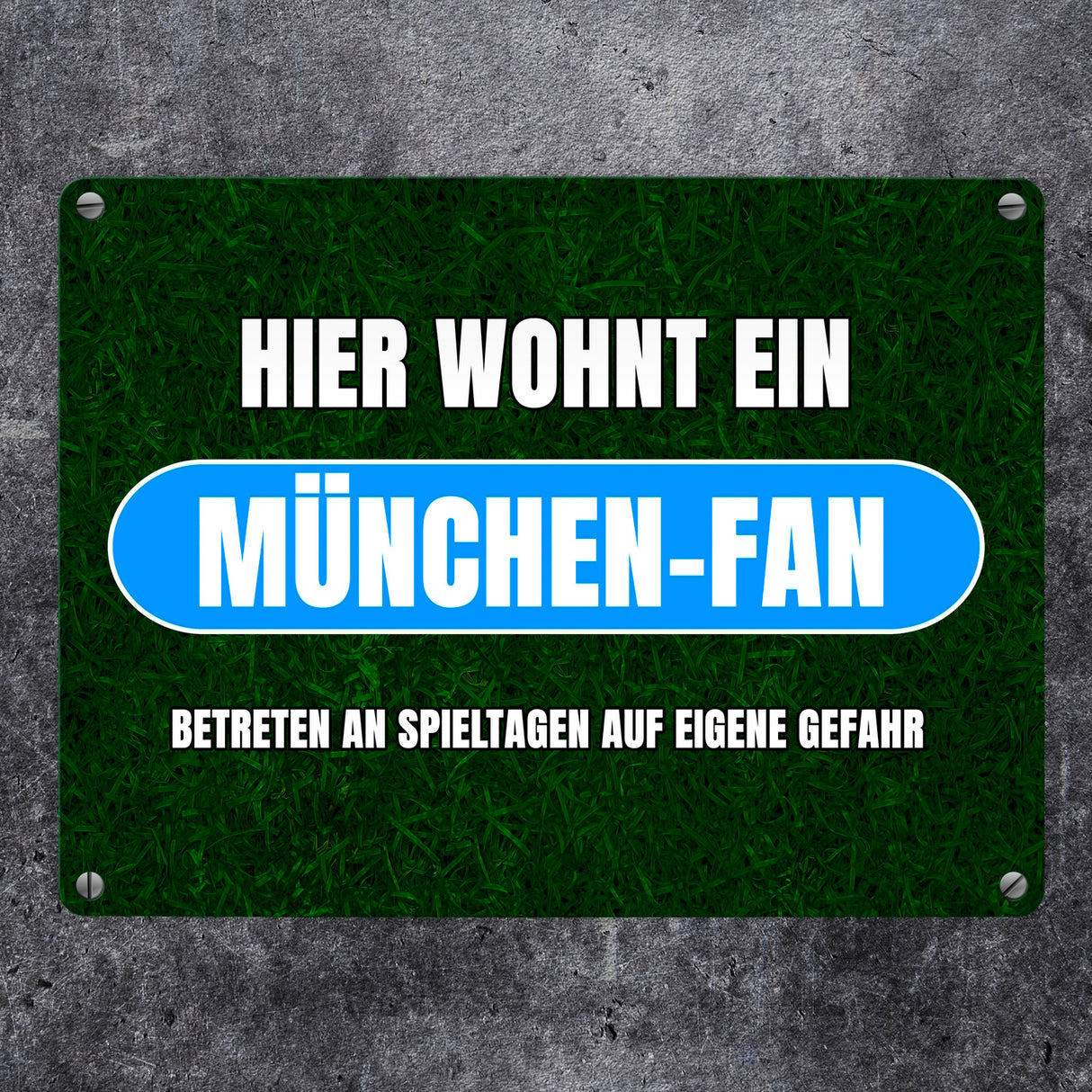 Hier wohnt ein München-Fan Metallschild in 15x20 cm mit Rasenmotiv