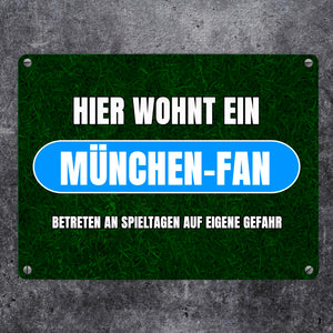 Hier wohnt ein München-Fan Metallschild in 15x20 cm mit Rasenmotiv