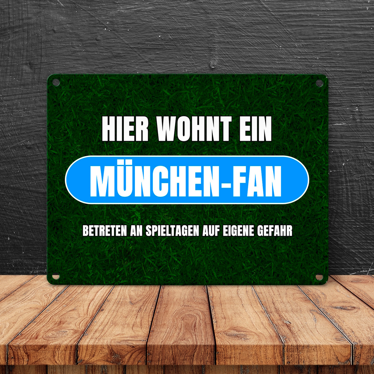 Hier wohnt ein München-Fan Metallschild in 15x20 cm mit Rasenmotiv