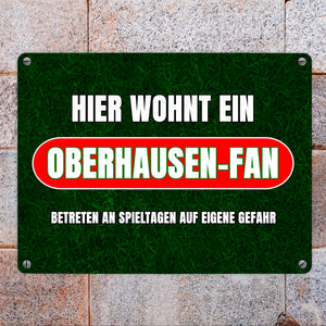 Hier wohnt ein Oberhausen-Fan Metallschild in 15x20 cm mit Rasenmotiv