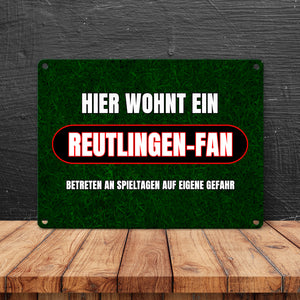 Hier wohnt ein Reutlingen-Fan Metallschild in 15x20 cm mit Rasenmotiv