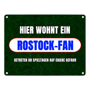 Hier wohnt ein Rostock-Fan Metallschild in 15x20 cm mit Rasenmotiv