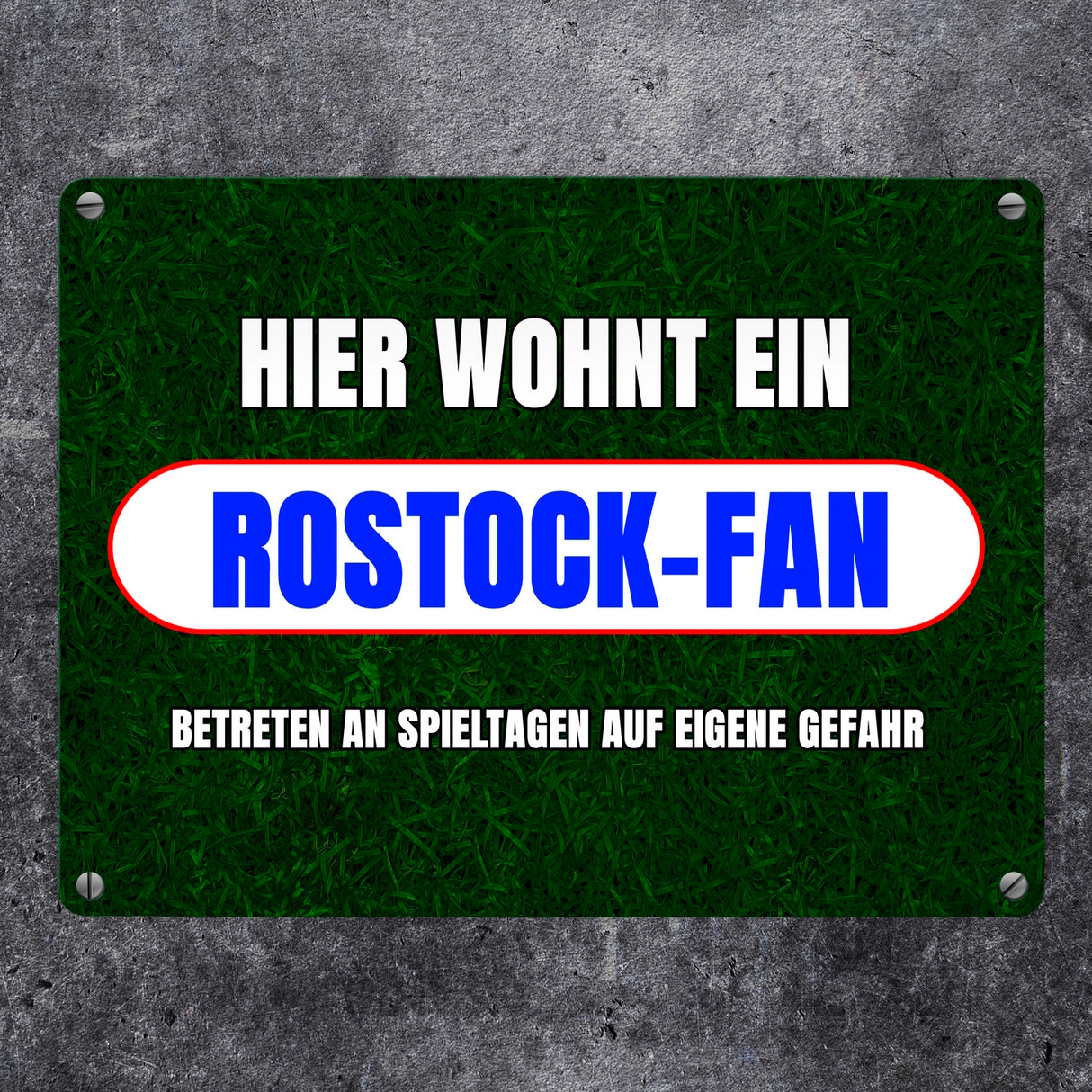 Hier wohnt ein Rostock-Fan Metallschild in 15x20 cm mit Rasenmotiv