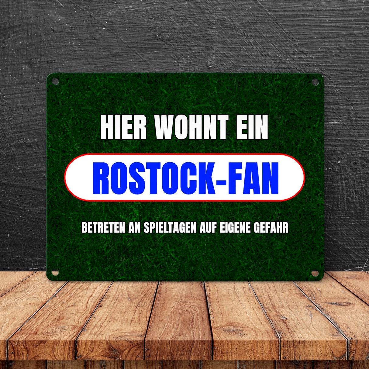 Hier wohnt ein Rostock-Fan Metallschild in 15x20 cm mit Rasenmotiv