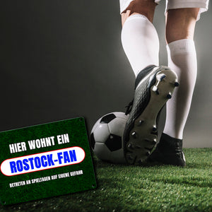 Hier wohnt ein Rostock-Fan Metallschild in 15x20 cm mit Rasenmotiv