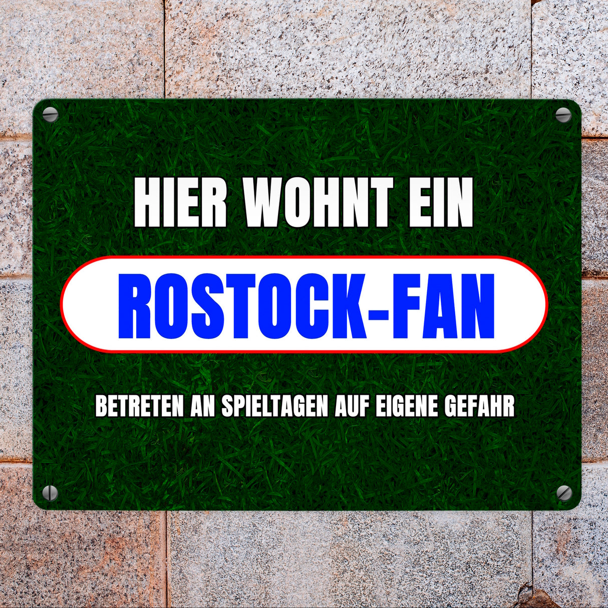 Hier wohnt ein Rostock-Fan Metallschild in 15x20 cm mit Rasenmotiv
