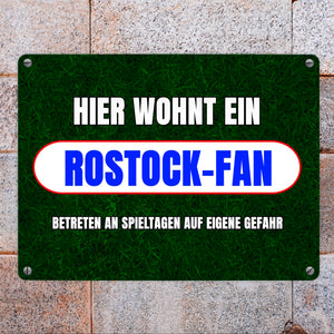 Hier wohnt ein Rostock-Fan Metallschild in 15x20 cm mit Rasenmotiv