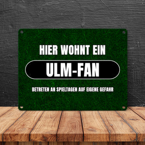 Hier wohnt ein Ulm-Fan Metallschild in 15x20 cm mit Rasenmotiv