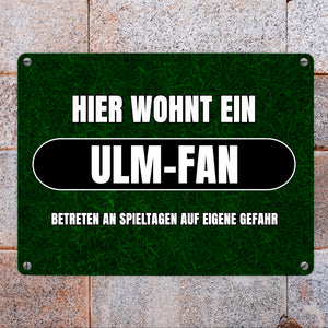 Hier wohnt ein Ulm-Fan Metallschild in 15x20 cm mit Rasenmotiv