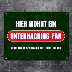 Hier wohnt ein Unterhaching-Fan Metallschild in 15x20 cm mit Rasenmotiv