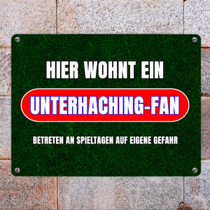 Hier wohnt ein Unterhaching-Fan Metallschild in 15x20 cm mit Rasenmotiv