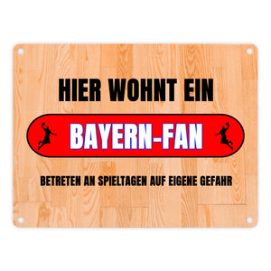 Hier wohnt ein Bayern-Fan Metallschild in 15x20 cm mit Turnhallenboden Motiv