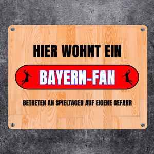Hier wohnt ein Bayern-Fan Metallschild in 15x20 cm mit Turnhallenboden Motiv