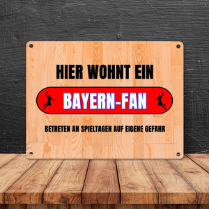 Hier wohnt ein Bayern-Fan Metallschild in 15x20 cm mit Turnhallenboden Motiv