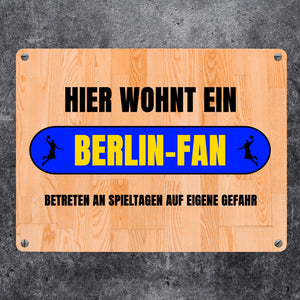 Hier wohnt ein Berlin-Fan Metallschild in 15x20 cm mit Turnhallenboden Motiv