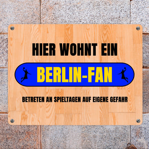 Hier wohnt ein Berlin-Fan Metallschild in 15x20 cm mit Turnhallenboden Motiv