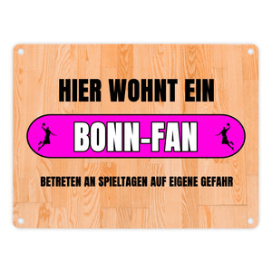 Hier wohnt ein Bonn-Fan Metallschild in 15x20 cm mit Turnhallenboden Motiv