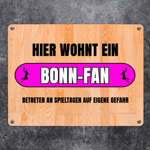 Hier wohnt ein Bonn-Fan Metallschild in 15x20 cm mit Turnhallenboden Motiv
