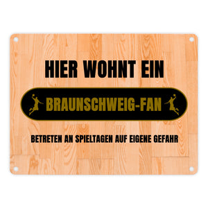Hier wohnt ein Braunschweig-Fan Metallschild in 15x20 cm mit Turnhallenboden Motiv