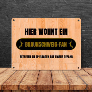 Hier wohnt ein Braunschweig-Fan Metallschild in 15x20 cm mit Turnhallenboden Motiv