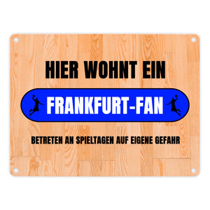 Hier wohnt ein Frankfurt-Fan Metallschild in 15x20 cm mit Turnhallenboden Motiv