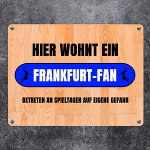 Hier wohnt ein Frankfurt-Fan Metallschild in 15x20 cm mit Turnhallenboden Motiv