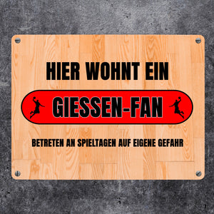 Hier wohnt ein Giessen-Fan Metallschild in 15x20 cm mit Turnhallenboden Motiv