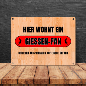 Hier wohnt ein Giessen-Fan Metallschild in 15x20 cm mit Turnhallenboden Motiv