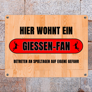 Hier wohnt ein Giessen-Fan Metallschild in 15x20 cm mit Turnhallenboden Motiv