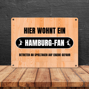 Hier wohnt ein Hamburg-Fan Metallschild in 15x20 cm mit Turnhallenboden Motiv