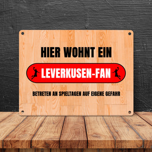 Hier wohnt ein Leverkusen-Fan Metallschild in 15x20 cm mit Turnhallenboden Motiv