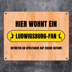 Hier wohnt ein Ludwigsburg-Fan Metallschild in 15x20 cm mit Turnhallenboden Motiv