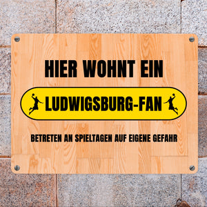 Hier wohnt ein Ludwigsburg-Fan Metallschild in 15x20 cm mit Turnhallenboden Motiv