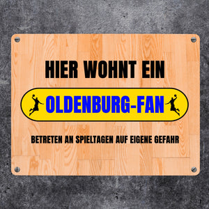 Hier wohnt ein Oldenburg-Fan Metallschild in 15x20 cm mit Turnhallenboden Motiv