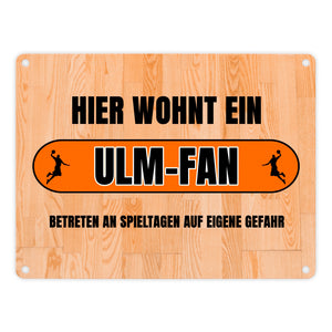 Hier wohnt ein Ulm-Fan Metallschild in 15x20 cm mit Turnhallenboden Motiv