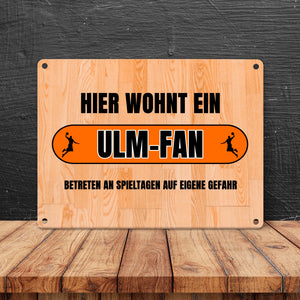 Hier wohnt ein Ulm-Fan Metallschild in 15x20 cm mit Turnhallenboden Motiv